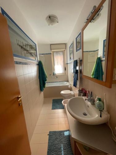 a bathroom with a sink and a toilet and a tub at B&B Imagine in Bari