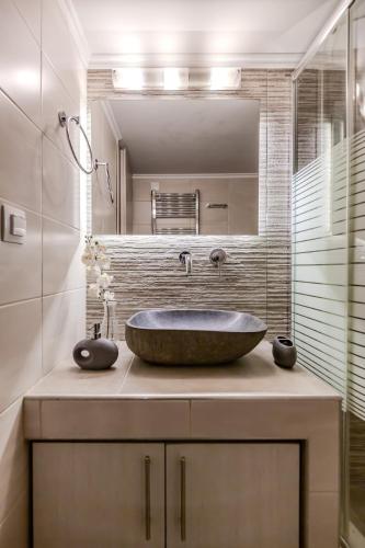 2BR Acropolis Walk Historic Thissio Athens