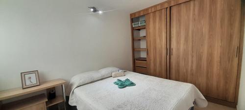 a hospital room with a bed with a green flower on it at Apartment Neiva Rasan in Neiva