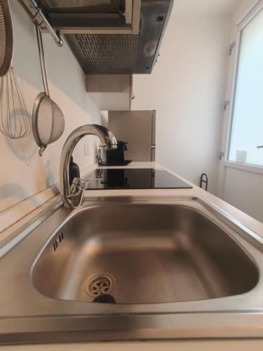 Strategic & Large Studio with Self Check In - Fondazione Prada, Milano with AC, Wifi, Washing Machine