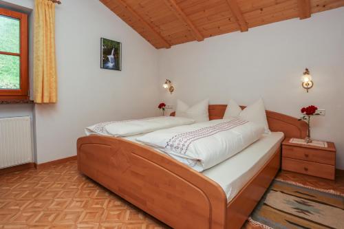 ヴィッランドロにあるMalsethhofのベッドルーム1室(白いシーツが備わる木製ベッド1台付)