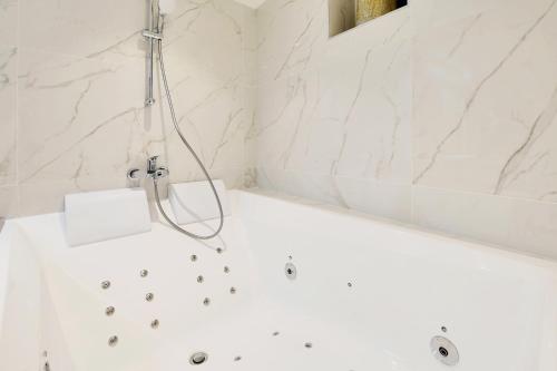 Flat in Saint-Germain-des-Prés with Jacuzzi and AC