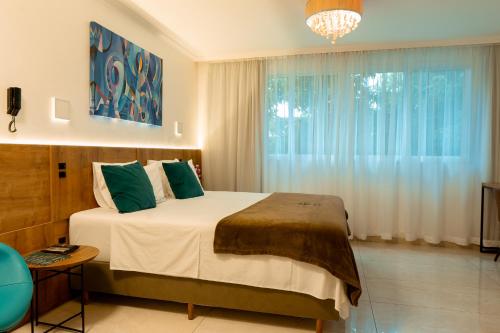 a bedroom with a large bed and a window at Hotel Appel in Santa Maria
