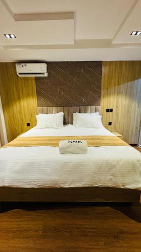 ein großes Bett mit zwei Handtüchern darauf in der Unterkunft Haus in Enugu