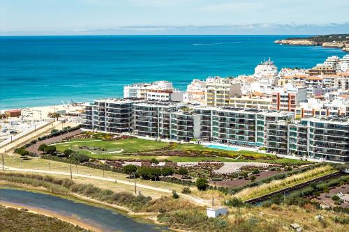 Bayline Boho 1BR Apt Beach, Spa, Pool & Parking