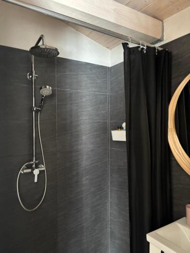 eine Dusche in einem Badezimmer mit schwarzem Duschvorhang in der Unterkunft Silja in Pärnu