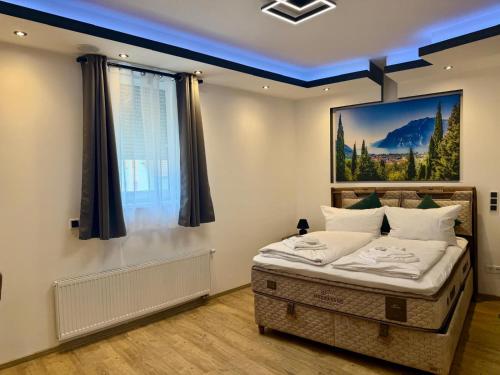 a bedroom with a bed with a painting on the wall at Hotel Montenegro in Worms