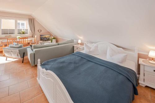 a bedroom with a bed and a living room at Ferienwohnung Thurbruch in Zirchow