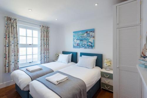 two twin beds in a bedroom with a window at Sea View Cottage, Sandgate in Sandgate