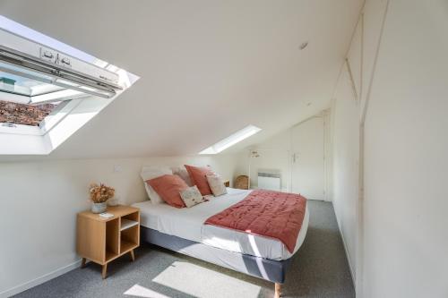 a bedroom with a bed in a white room at Cocon au fond du jardin in Souffelweyersheim