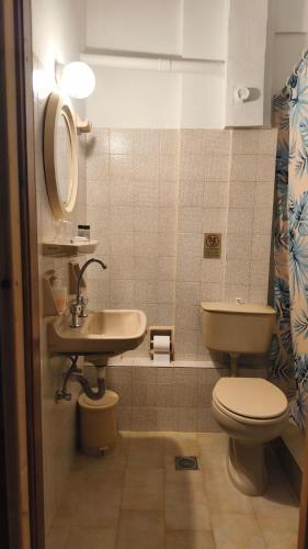 ein kleines Badezimmer mit Toilette und Waschbecken in der Unterkunft Studios Gelly's in Gythio