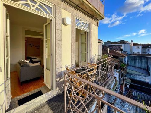 Special place with a sunny balcony facing Clerigos