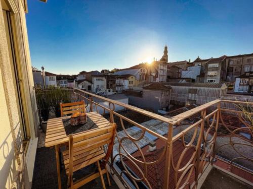 Special place with a sunny balcony facing Clerigos