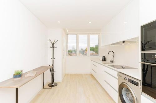 Spacious and modern flat with AC 1 min from metro
