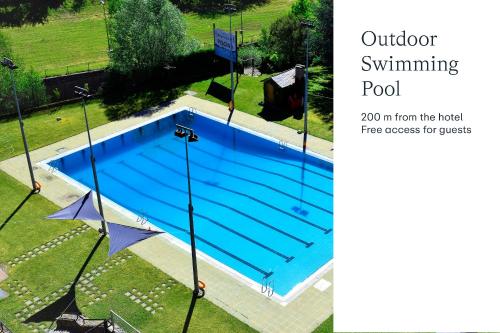 an overhead view of an empty swimming pool at Hotel Marco Polo by Nexta in La Massana