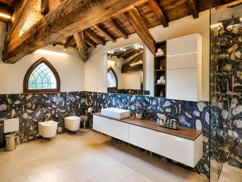 a bathroom with two sinks and two toilets at B e B Villa Livia in Rolo