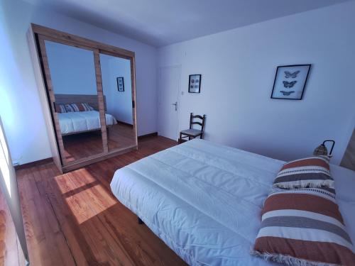 a bedroom with a bed and a large mirror at Apartamento ARBEA in Ochagavía