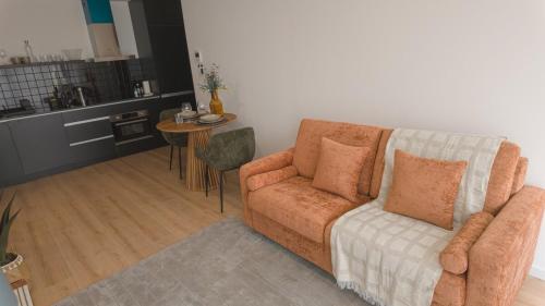 Flat with garage and balcony with view to a garden