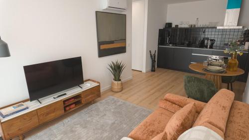 Flat with garage and balcony with view to a garden