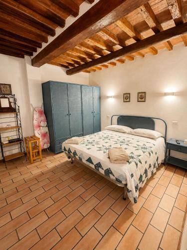 a bedroom with a bed and a wooden ceiling at La Piccola dimora in Gambassi Terme