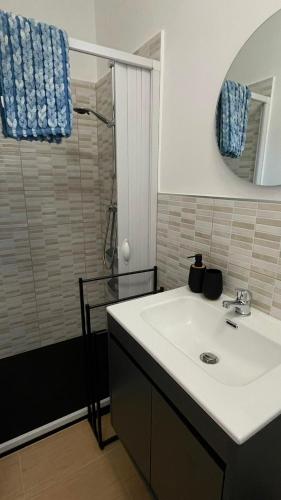 a bathroom with a sink and a shower at Ca' di Miglietto in Varigotti