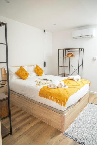 a bedroom with a large bed with yellow sheets at Melissa's house in Amora