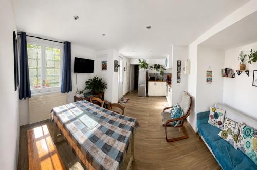 a living room with a bed and a couch at Entre Mer et Montagnes in Céret