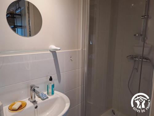 a bathroom with a sink and a shower with a mirror at Rossignol in Le Bez