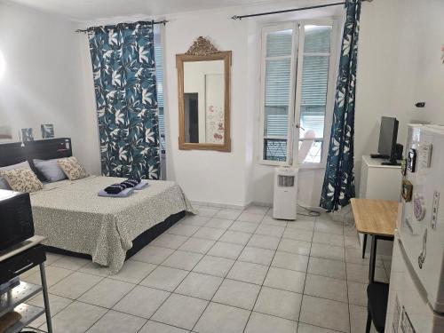 a bedroom with a bed and a tv in a room at Studio Centre Ville in Nice