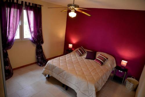 オストゥーニにあるVilletta Panoramicaのベッドルーム1室(ベッド1台、シーリングファン付)