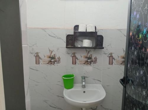 a bathroom with a sink and a toilet in it at Dar Calme Takad in Ben Guemoud