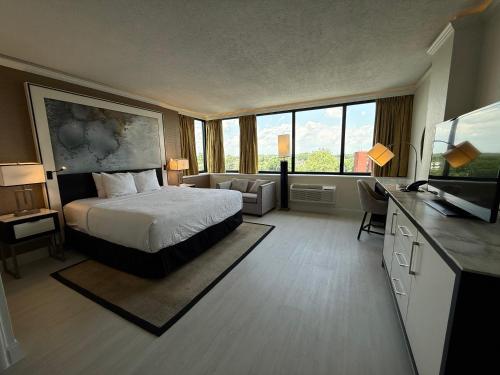 a hotel room with a bed and a television at Inn at Lebanon - Hershey & Manheim area in Lebanon