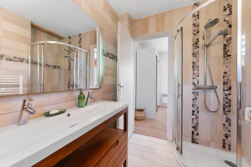 a bathroom with a sink and a shower at Ker Family in Arzon