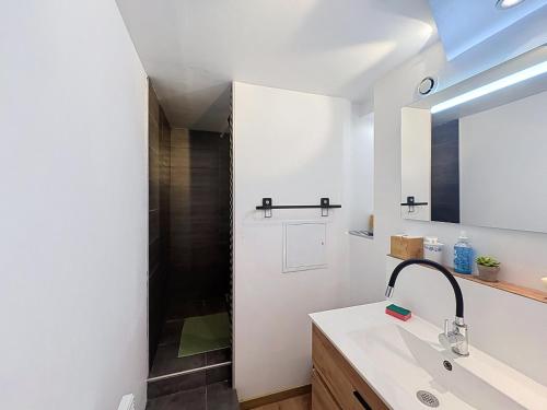 a bathroom with a sink and a shower at Le Nevoy in Nevoy