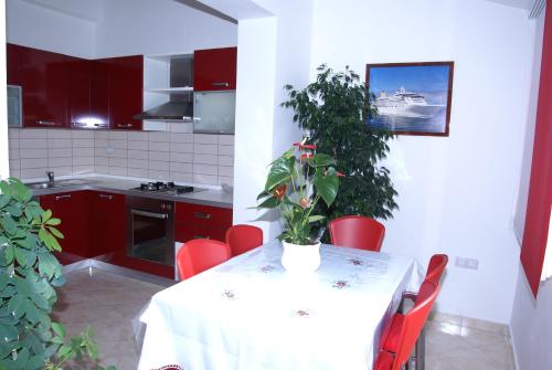 uma cozinha com uma mesa com uma planta em Apartment Jasovic em Korčula