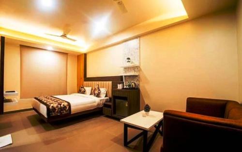 a hotel room with a bed and a couch at Hotel shanti palace in Agra