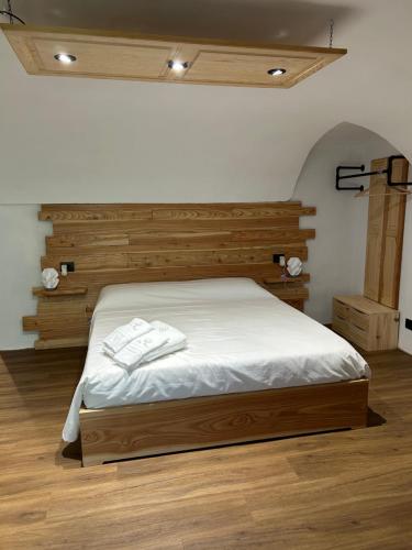 a bedroom with a bed with two towels on it at Da Noi Panoramic Guest Stay Camera Rifugio in Cuorgnè