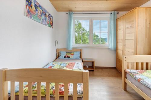 ein kleines Schlafzimmer mit einem Bett und einem Fenster in der Unterkunft Ferienhaus Heerlichkeit in Löffingen