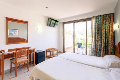 เตียงในห้องที่ Bakour Costa Brava