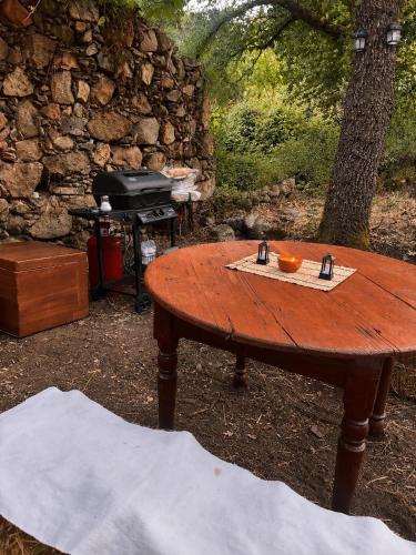a wooden table sitting in front of a grill at S'incantu in Burgos