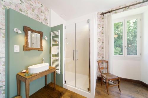 a bathroom with a sink and a mirror at Chez Jeanne, superbe corps de ferme, vue imprenable in Issor