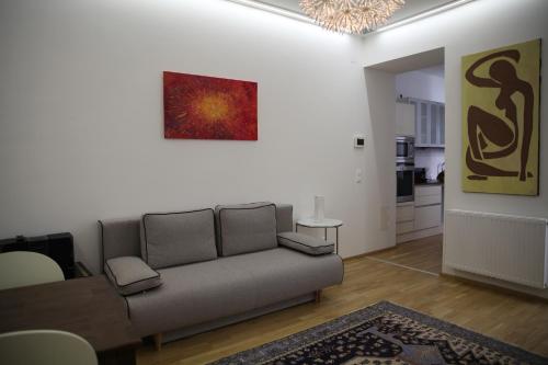 a living room with a couch and a table at Casa Nostra - Moderne Stadtwohnung mit Balkon in Vienna