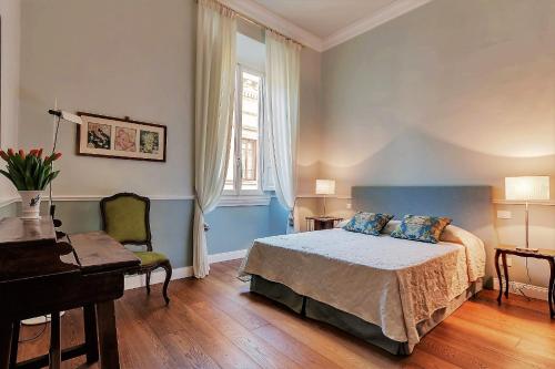 - une chambre avec un lit, un bureau et une chaise dans l'établissement Unione Charme, à Florence