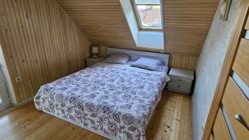 an overhead view of a bed in a small room at Namelio-mini vilos nuoma in Palanga
