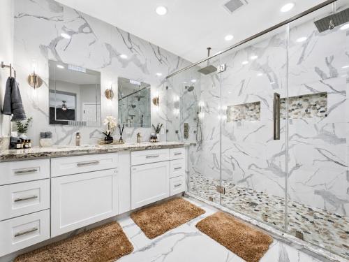 a bathroom with two sinks and a shower at The Jade House Queen Creek in Queen Creek