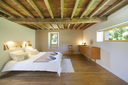 a bedroom with a large bed and a wooden ceiling at Chez Castagné in Issor