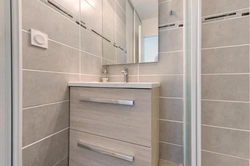 a bathroom with a sink and a mirror at Les Marines Du Crouesty in Arzon