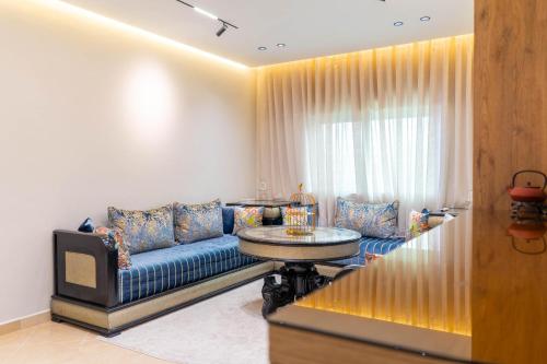 a living room with a couch and a table at Apartamento moderno en Tanger in Tangier