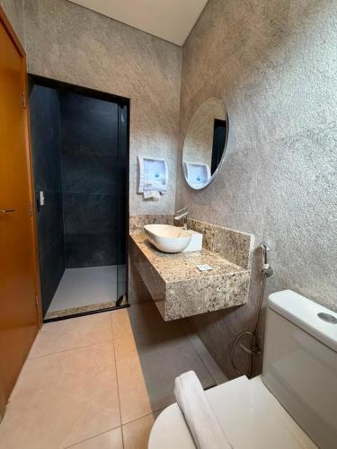 ein Badezimmer mit Waschbecken, Spiegel und Dusche in der Unterkunft Ventura Hotel in Barreiras