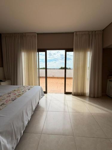 ein Schlafzimmer mit Bett und Blick auf den Strand in der Unterkunft Ventura Hotel in Barreiras